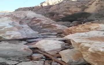  فیلم عجاب‌انگیز از جابه‌جایی سنگ‌ها در منطقه  بابایادگار شهرستان دالاهو به علت زلزله 7.3 ریشتری 